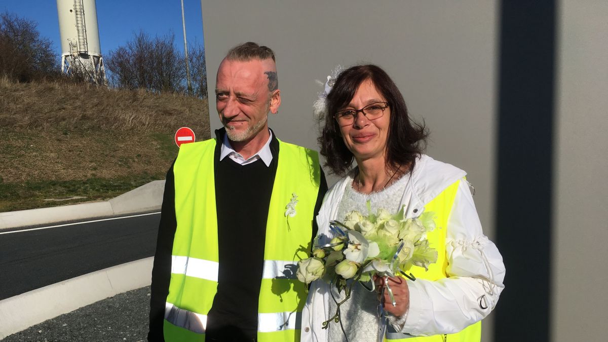 Deux gilets jaunes se marient 2 mois après s'être rencontrés lors d'une manifestation