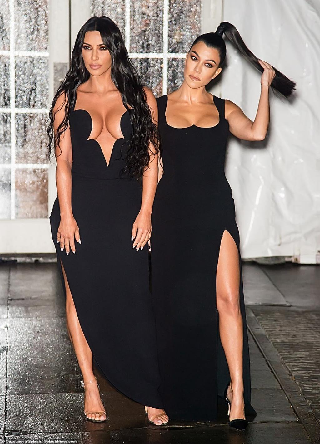 Kim Kardashian présente un décolleté XXL à ses fans