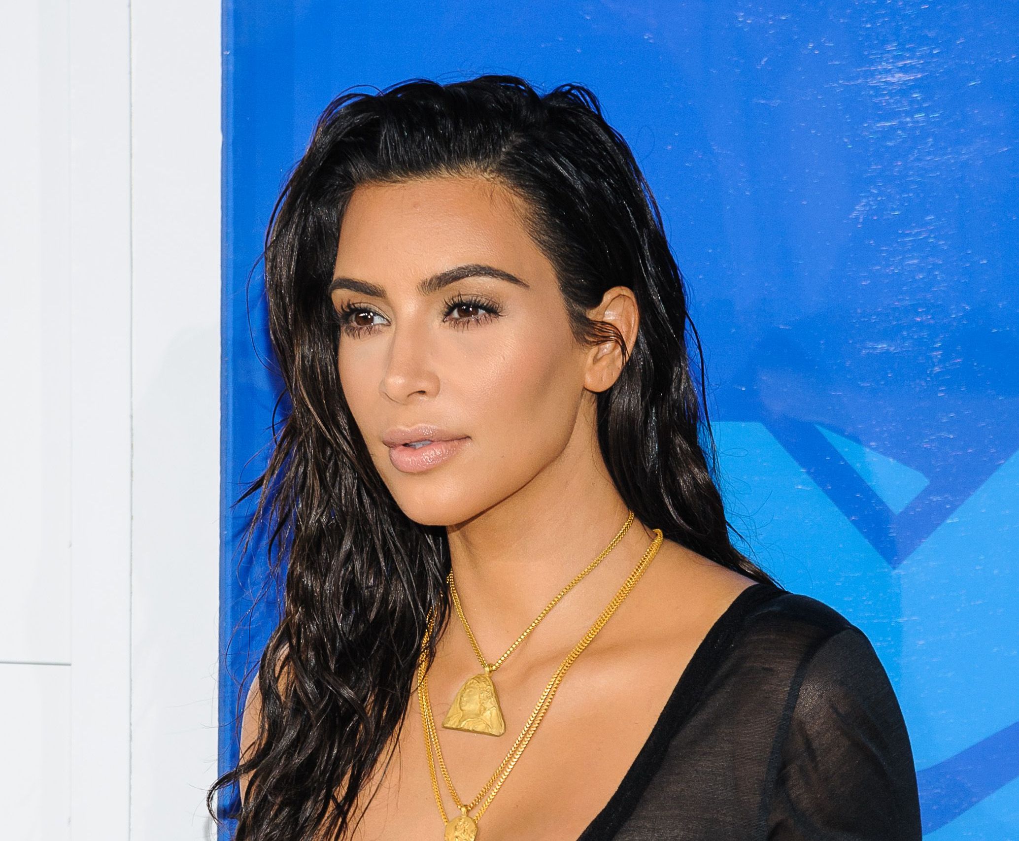 Kim Kardashian attaquée sur ses problèmes de peau : Elle répond !