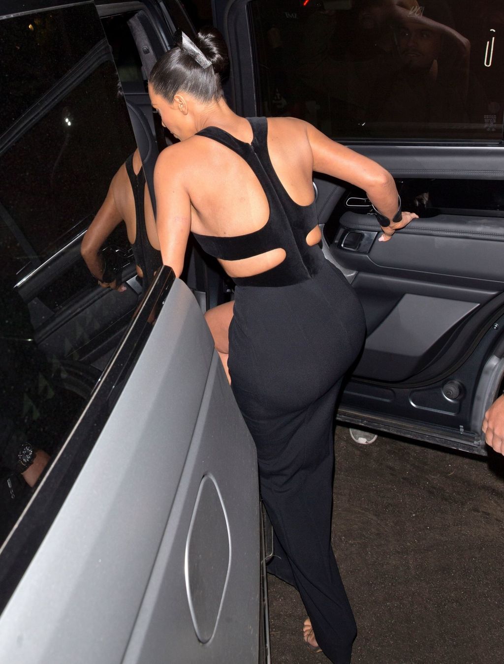 Kim Kardashian s'affiche dans une robe ultra-sexy !