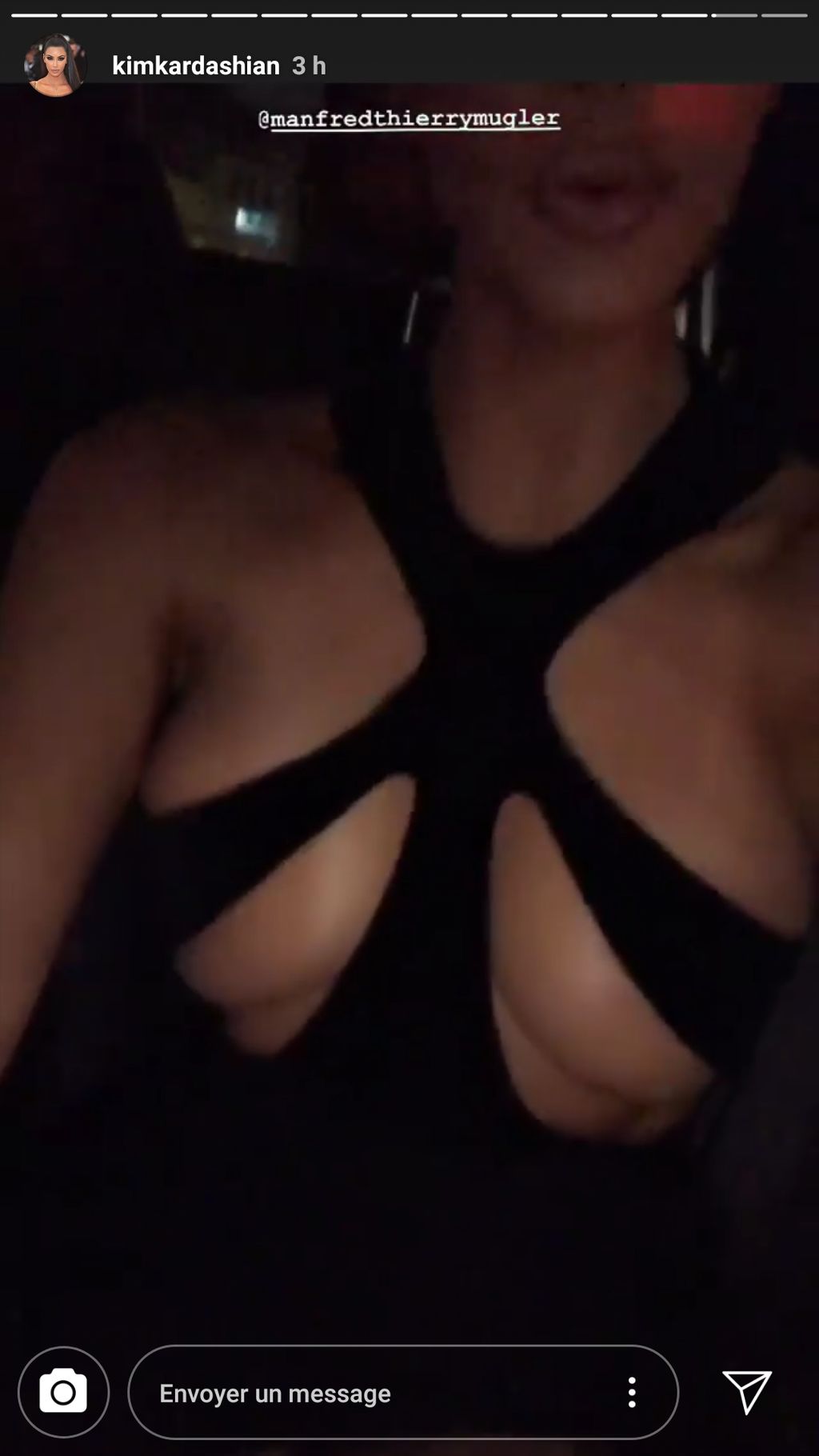 Kim Kardashian s'affiche dans une robe ultra-sexy !