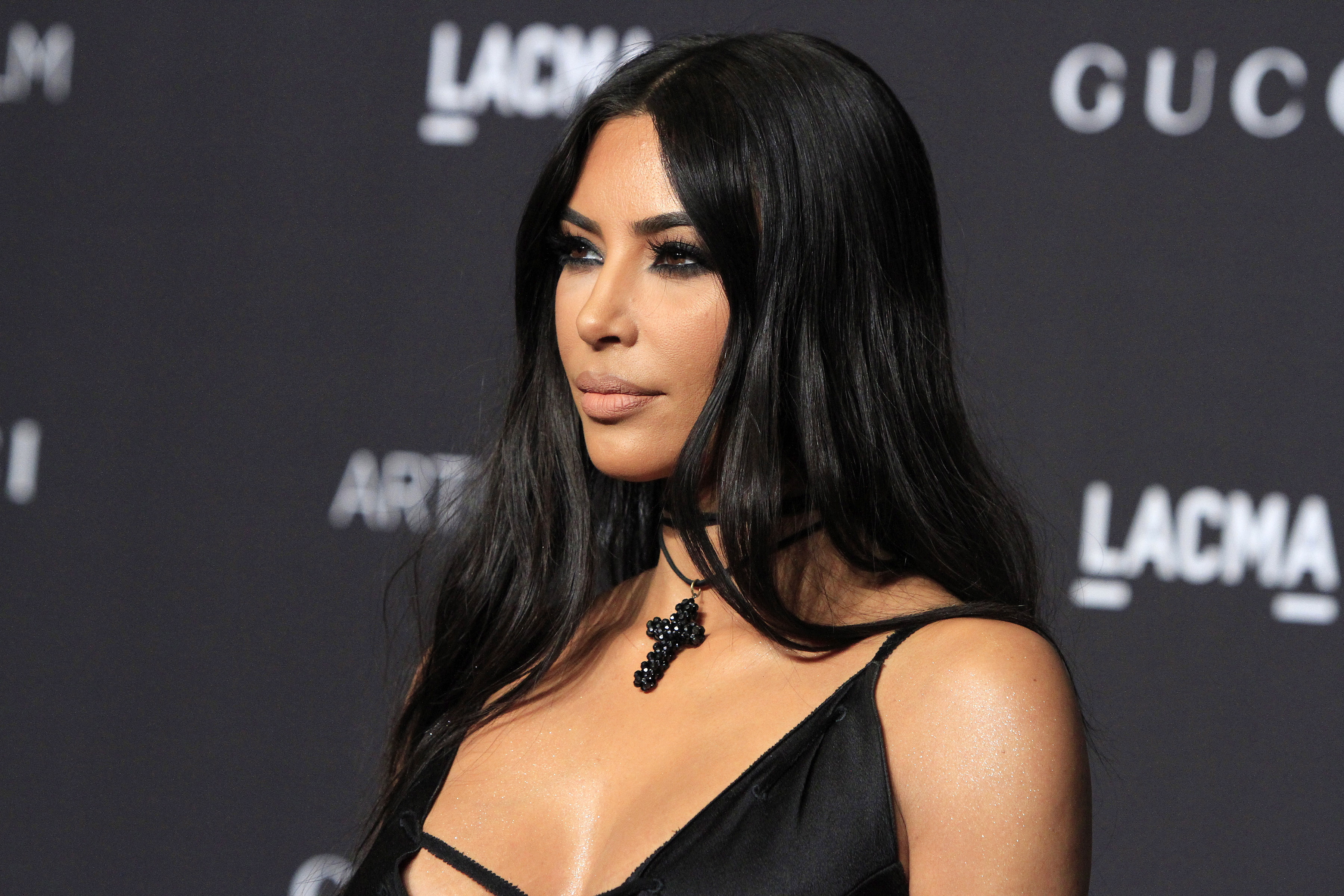 Kim Kardashian s'affiche dans une robe ultra-sexy !