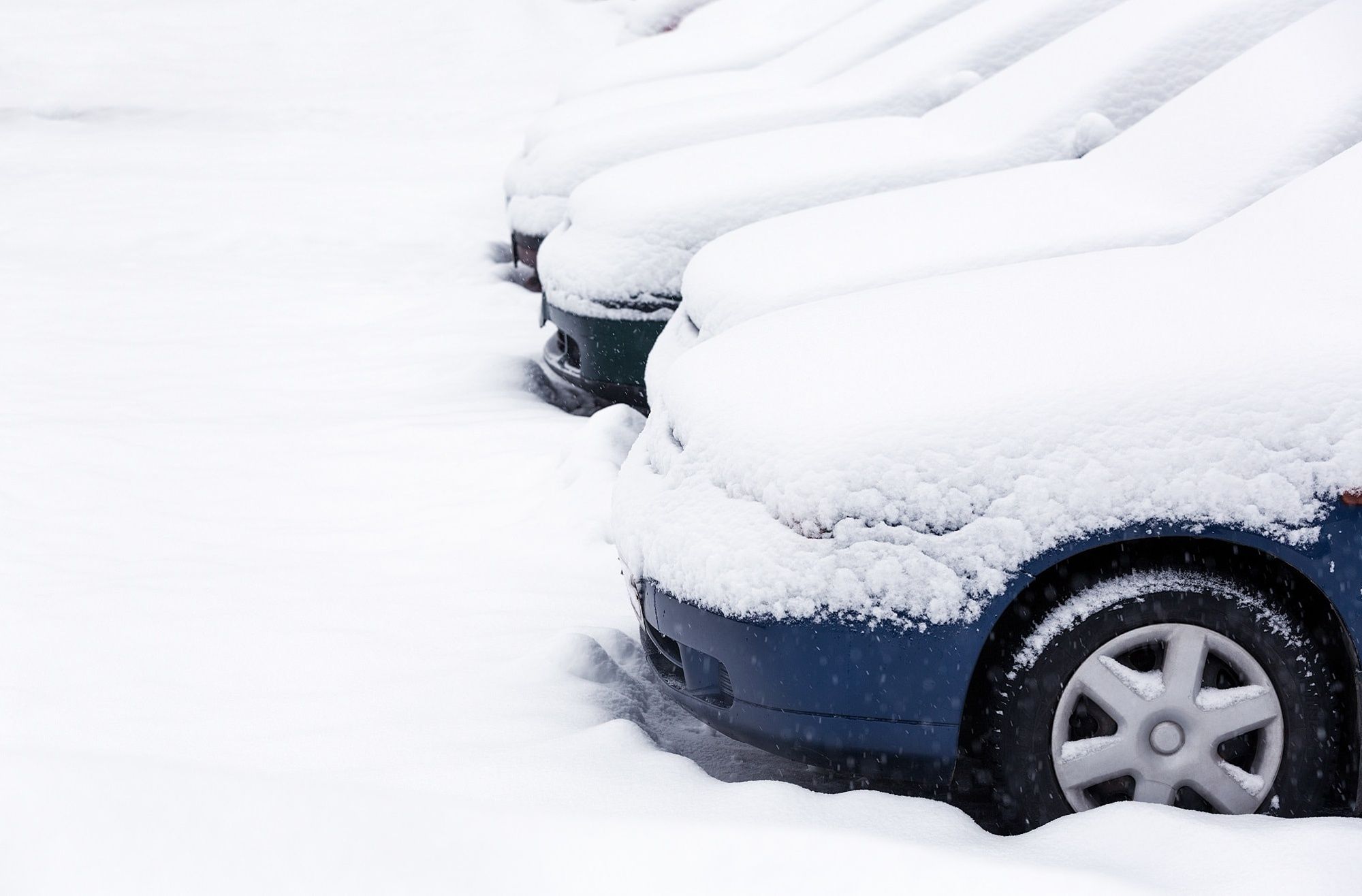 L'incroyable technique de cet homme pour retirer la neige de sa voiture