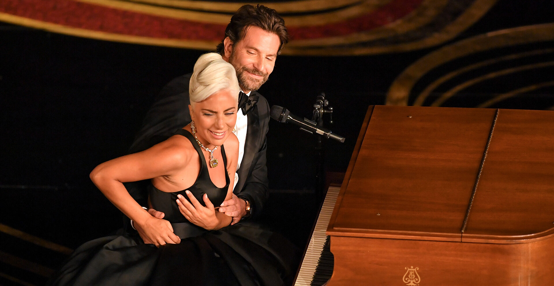 Lady Gaga et Bradley Cooper trop complices ? Ce geste d'agacement d'Irina Shayk