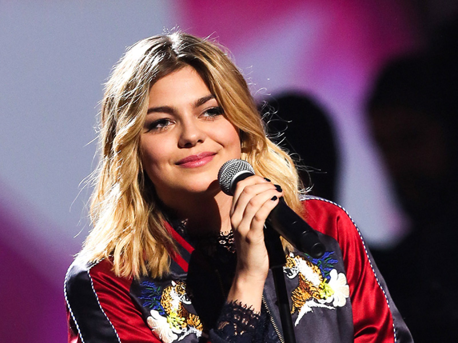 Louane : Ce changement radical de look après les critiques sur son poids