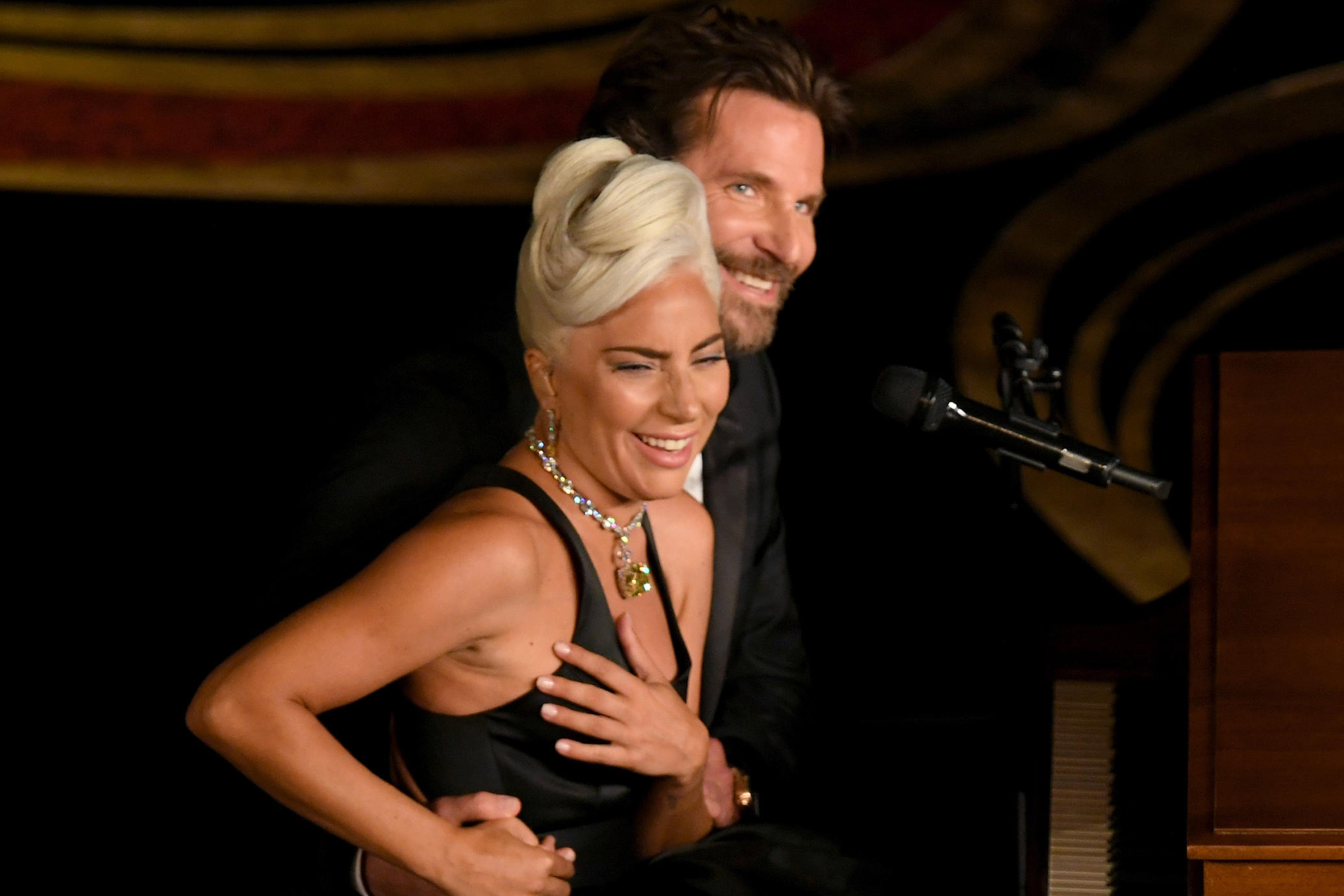 Oscars 2019 : Lady Gaga et Bradley Cooper en couple ? Les rumeurs relancées après leur prestation !