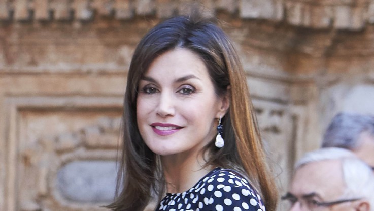 Oups ! Letizia d'Espagne dévoile son soutien-gorge devant les photographes