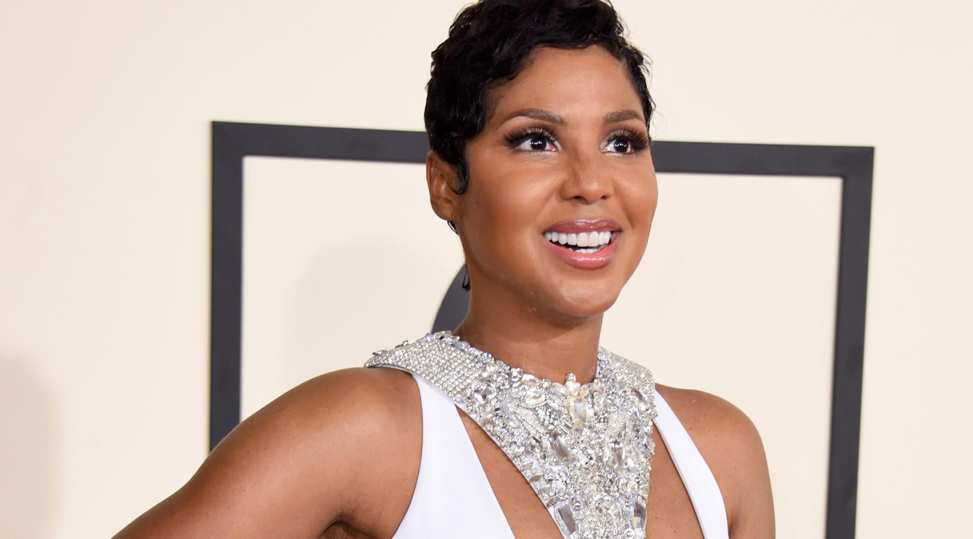 Oups ! Toni Braxton montre sa culotte en plein concert