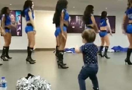 Quand un adorable petit garçon assiste à un entraînement de pom-pom girls