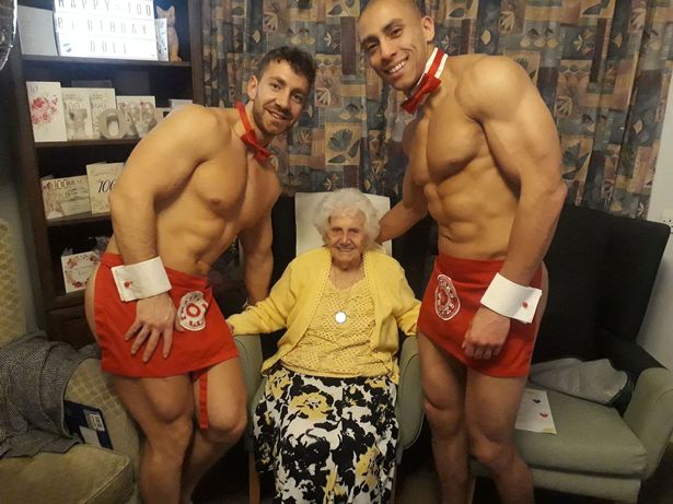 Sa maison de retraite lui offre deux strip-teaseurs pour ses 100 ans