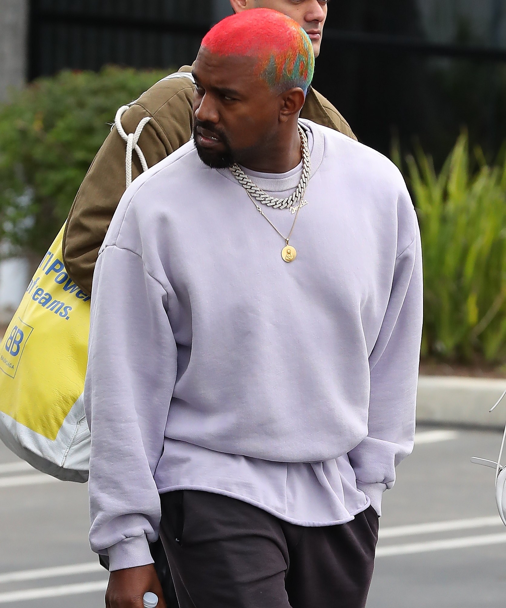Kanye West ose une couleur de cheveux... Très fantaisiste !