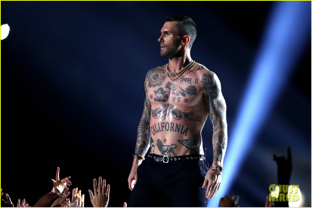 Super Bowl : Le groupe Maroon 5 crée la polémique... à cause des tétons d'Adam Levine