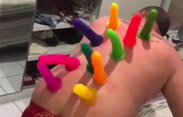 Un ami lui colle 10 dildos sur le dos pour se venger