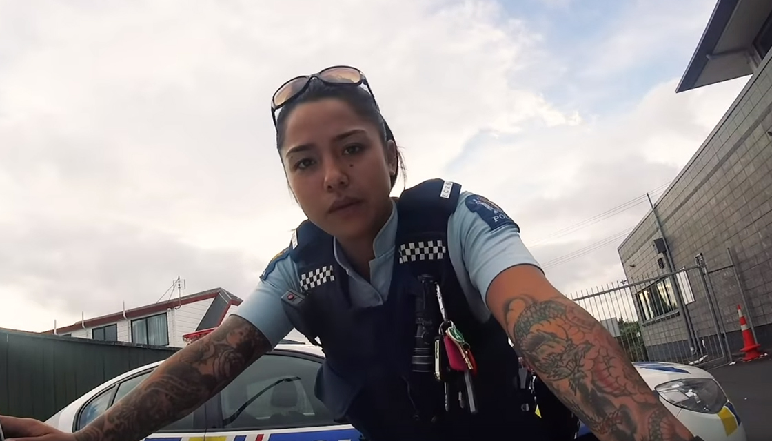 Voici une nouvelle candidate au titre de policière la plus sexy du monde