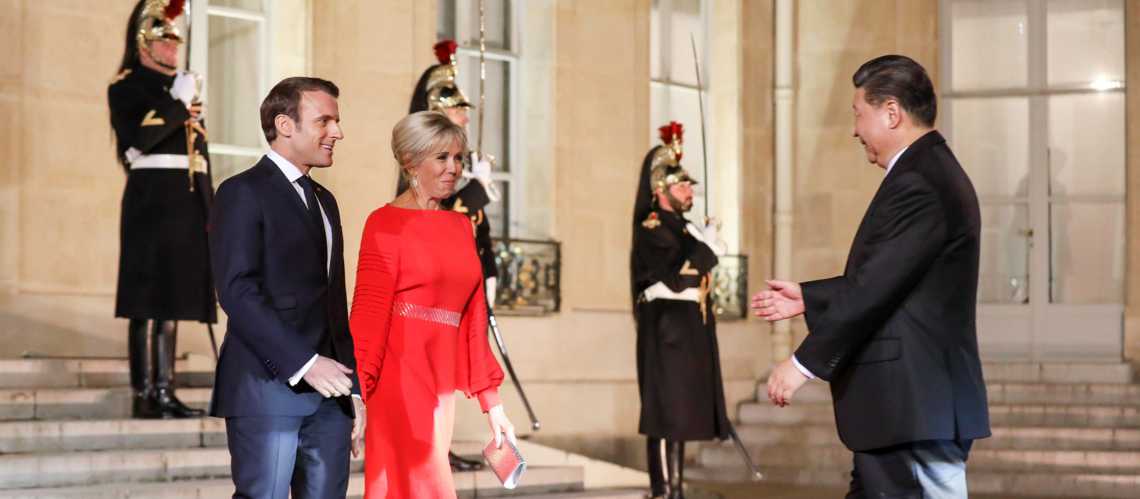 Brigitte Macron éblouissante dans une robe rouge en l'honneur du président chinois