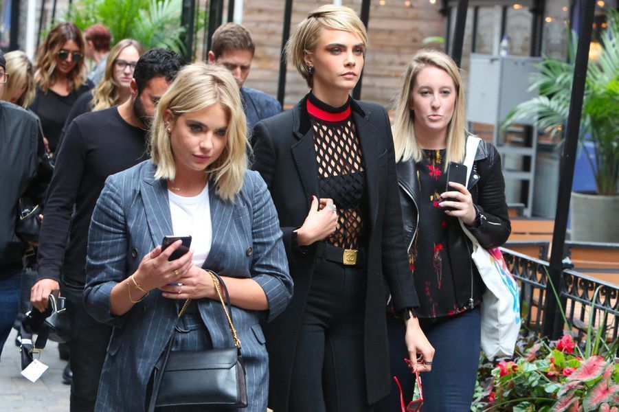 Cara Delevingne et Ashley Benson officialisent (enfin) leur relation !