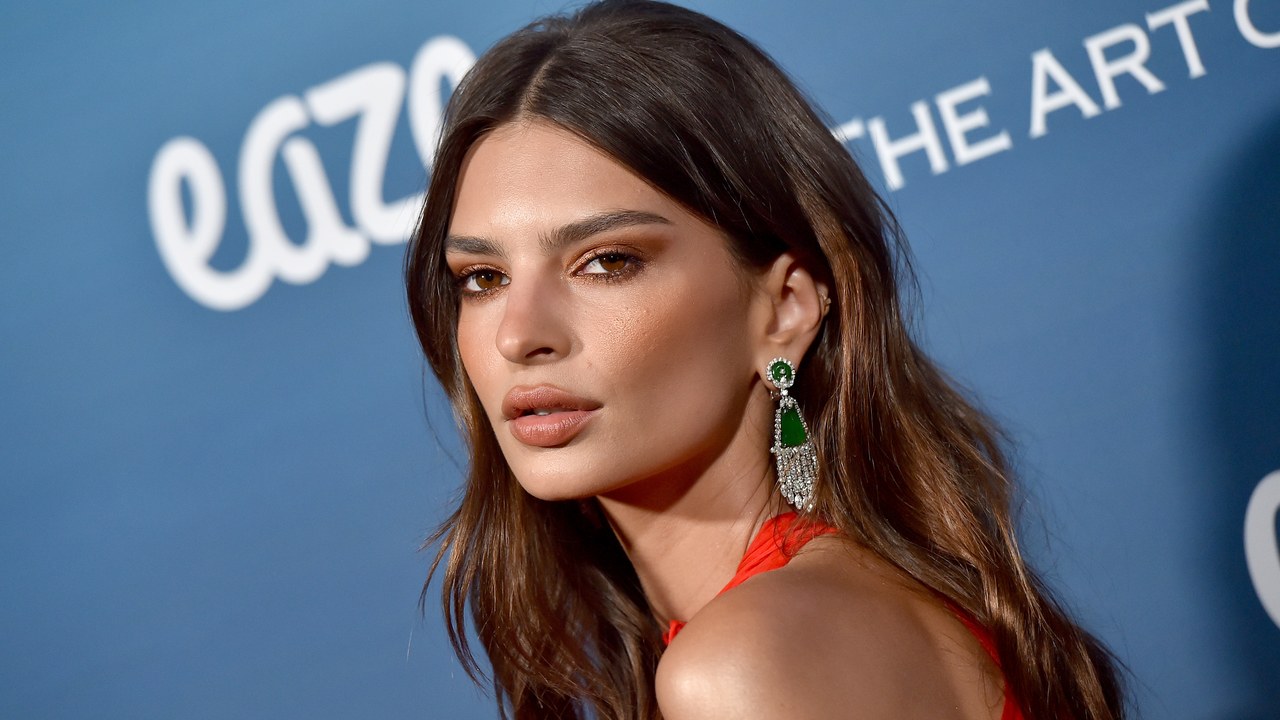 Emily Ratajkowski en met plein les yeux avec sa poitrine XXL