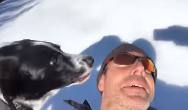 Il glisse sur les pistes enneigées avec son chien... Et c'est incroyable !