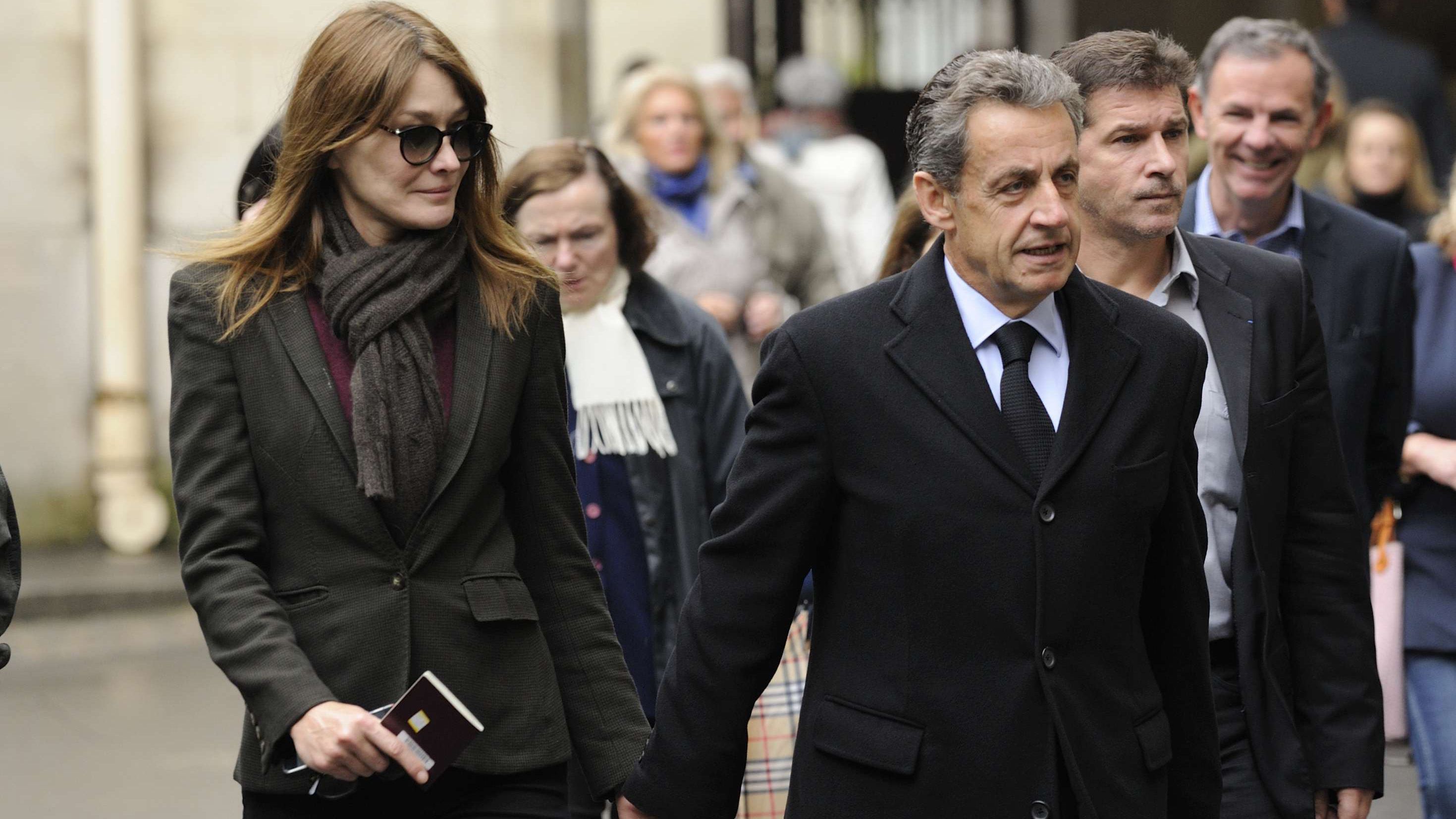 Malaise ! Quand Nicolas Sarkozy et Carla Bruni se roulent "un patin très langoureux"