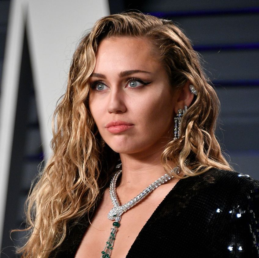 Miley Cyrus en larmes : Elle craque aux funérailles de son amie
