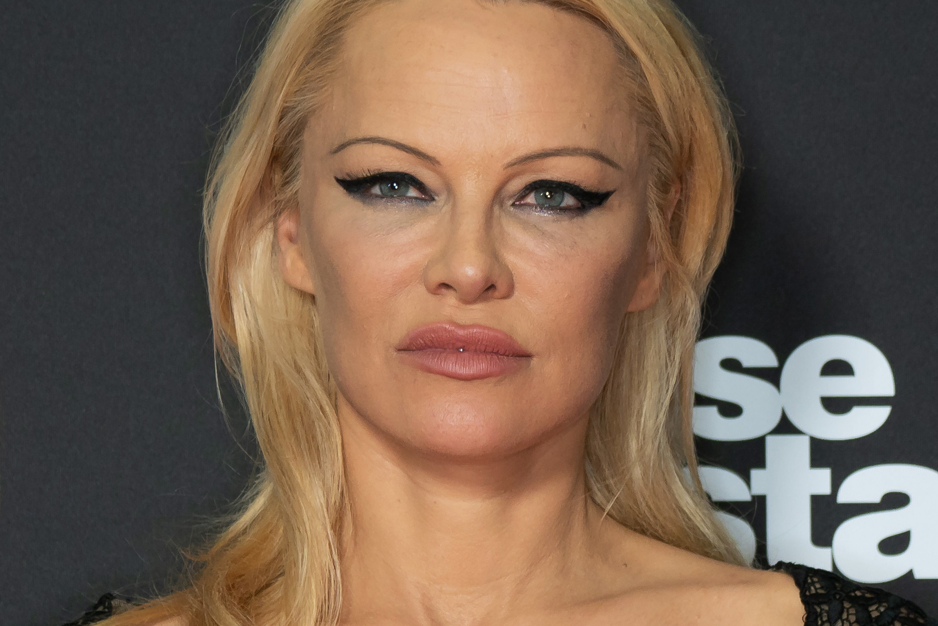 Pamela Anderson : A combien s'élève la fortune de la compagne d'Adil Rami ?