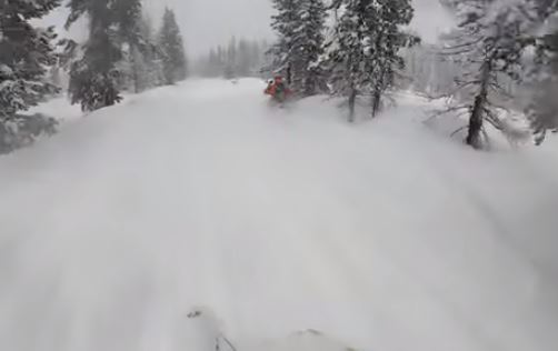 Quand un scooter des neiges disparaît soudainement dans la poudreuse