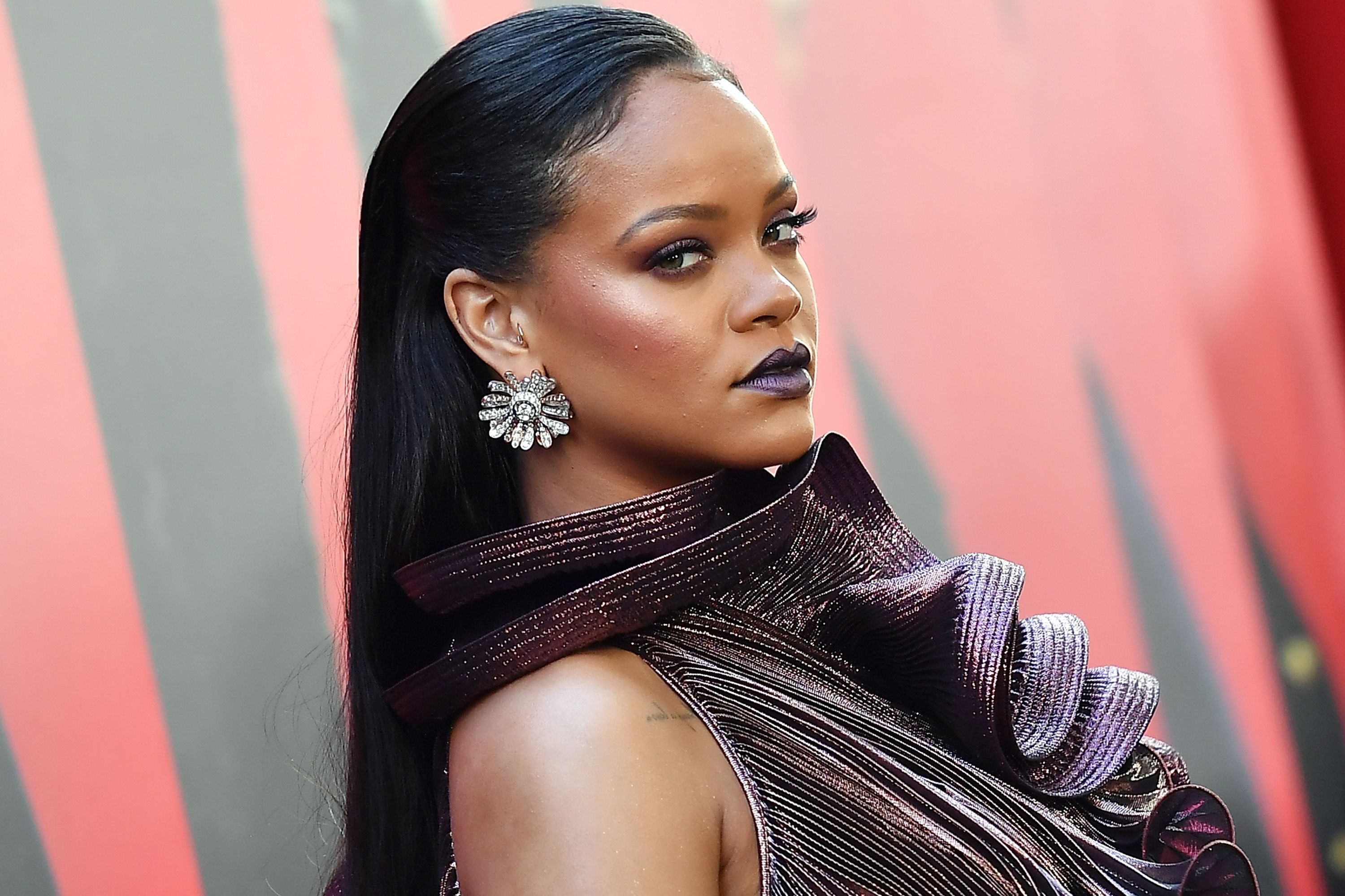 Rihanna enflamme la Toile avec ses formes généreuses