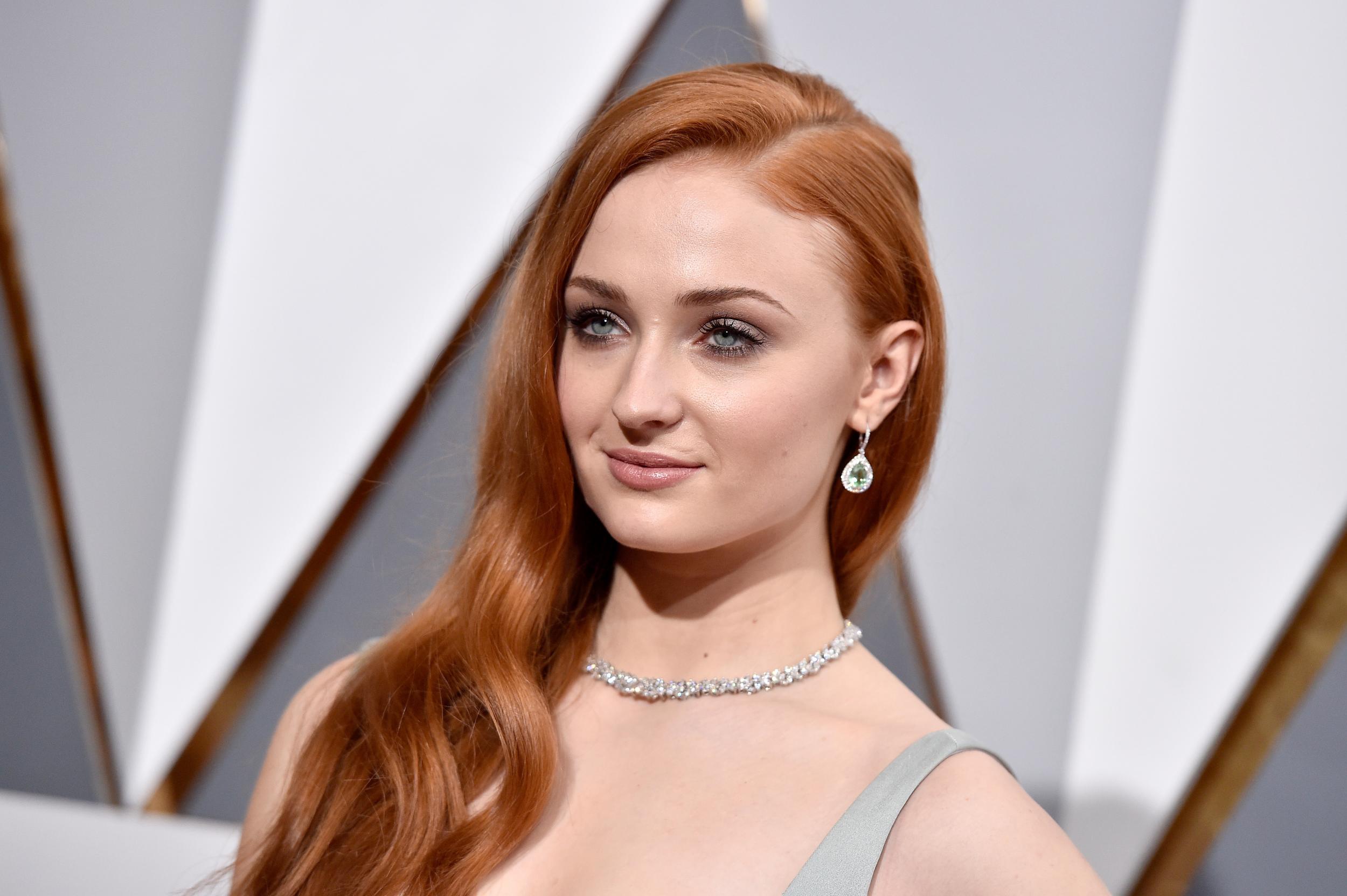 Sophie Turner n'a pas peur d'un petit verre de vin !