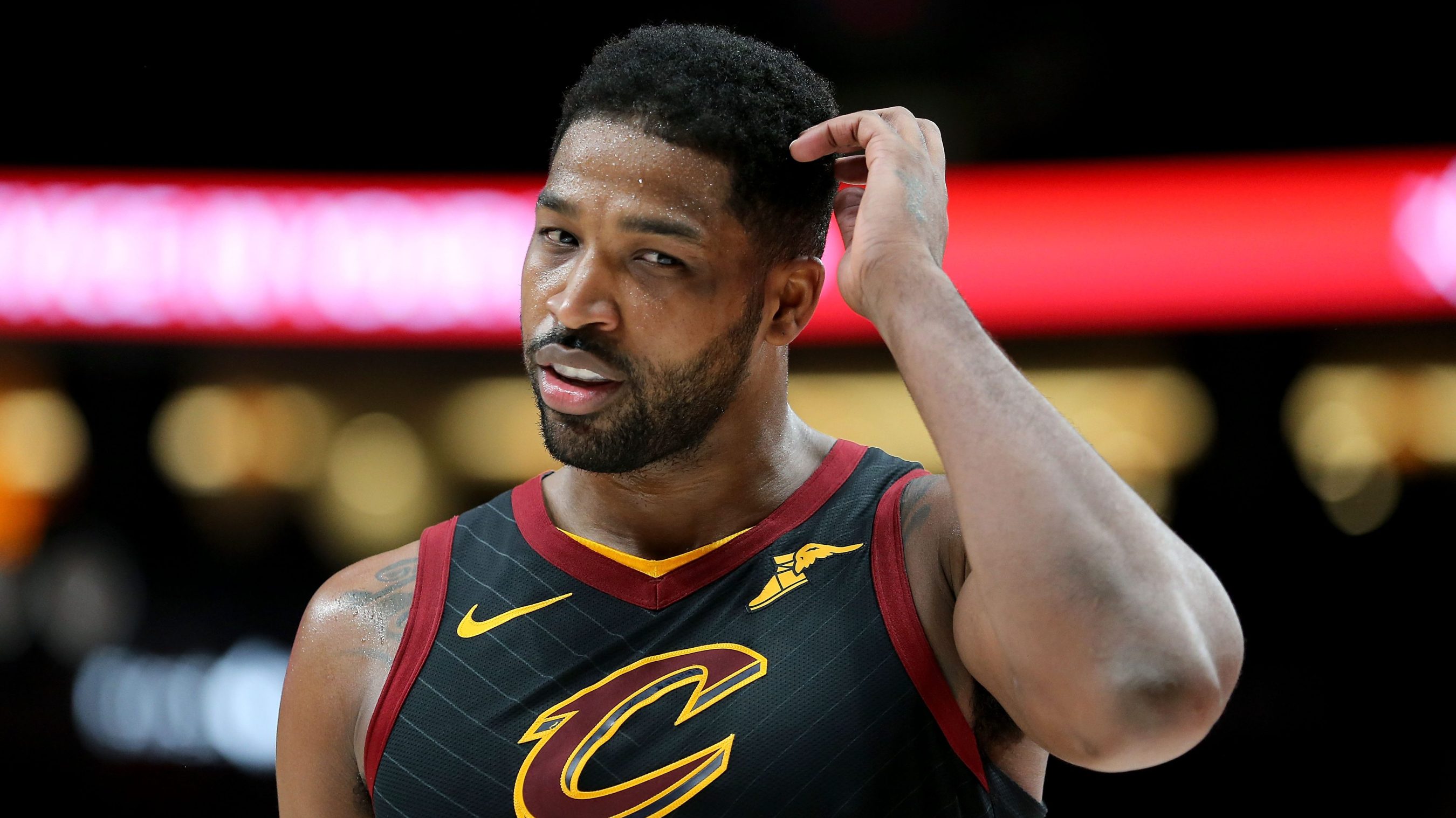 Tristan Thompson dîne au restaurant avec une autre femme !