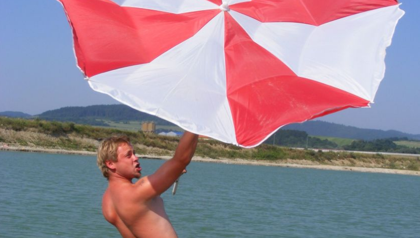 Turquie : Un homme s’envole avec son parasol lors d’une tempête