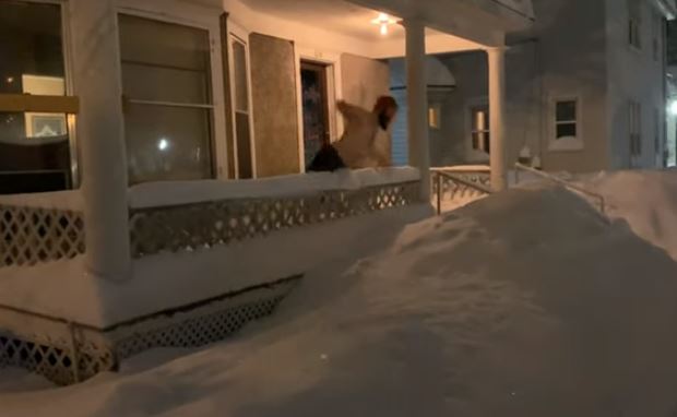 Un homme se jette en maillot de bain... dans la neige