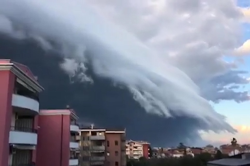 Un tsunami de nuages submerge le ciel d’Italie