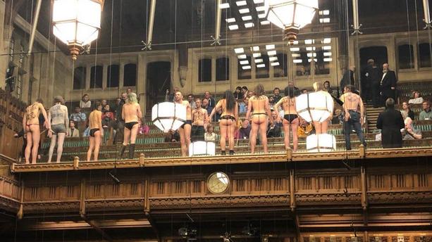 Brexit : défilé semi-nudiste au parlement britannique !