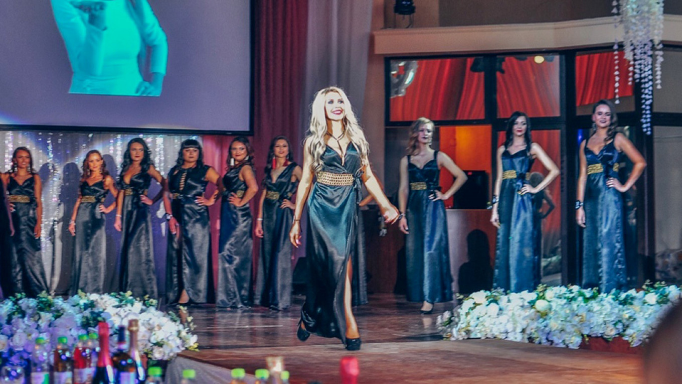 Russie : La femme d'un prête orthodoxe participe à un concours de beauté, il est banni