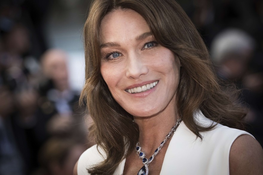 Carla Bruni dévoile un tendre cliché de sa fille Giulia