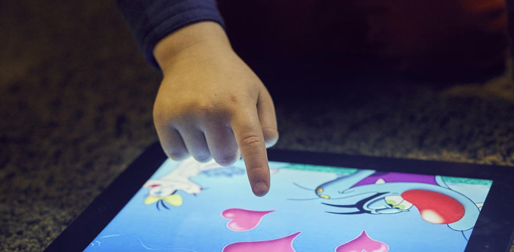 Catastrophe ! Un enfant de 3 ans bloque pour 48 ans la tablette de ses parents