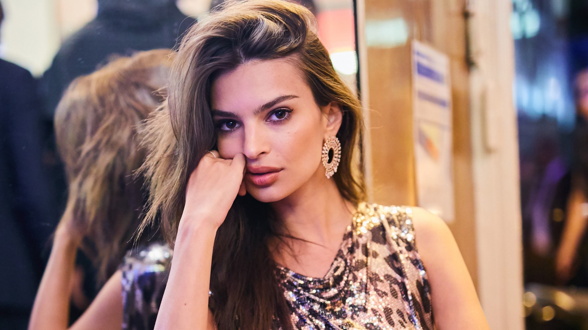 Emily Ratajkowski ne laisse rien à l'imagination dans un petit bikini noir