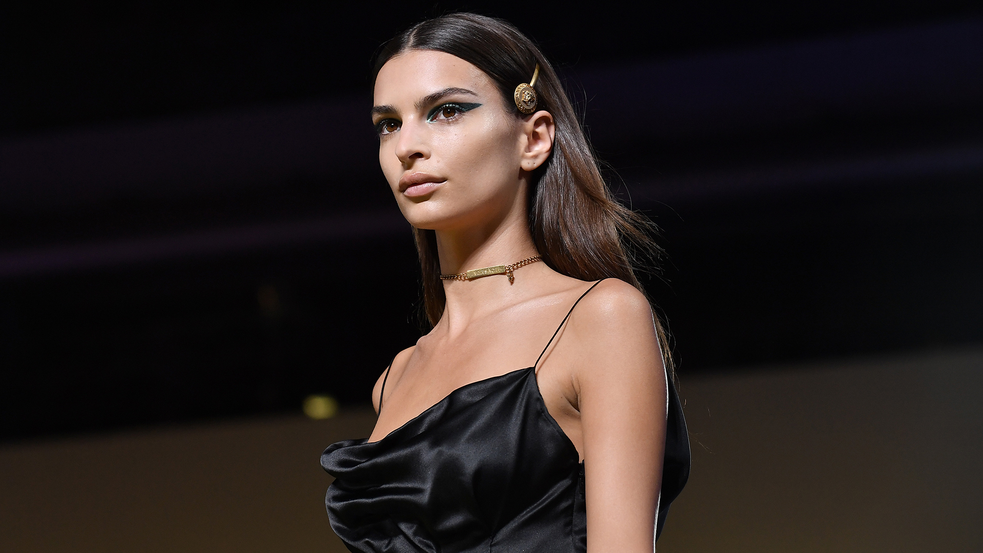 Emily Ratajkowski s'affiche dans un petit bikini léopard