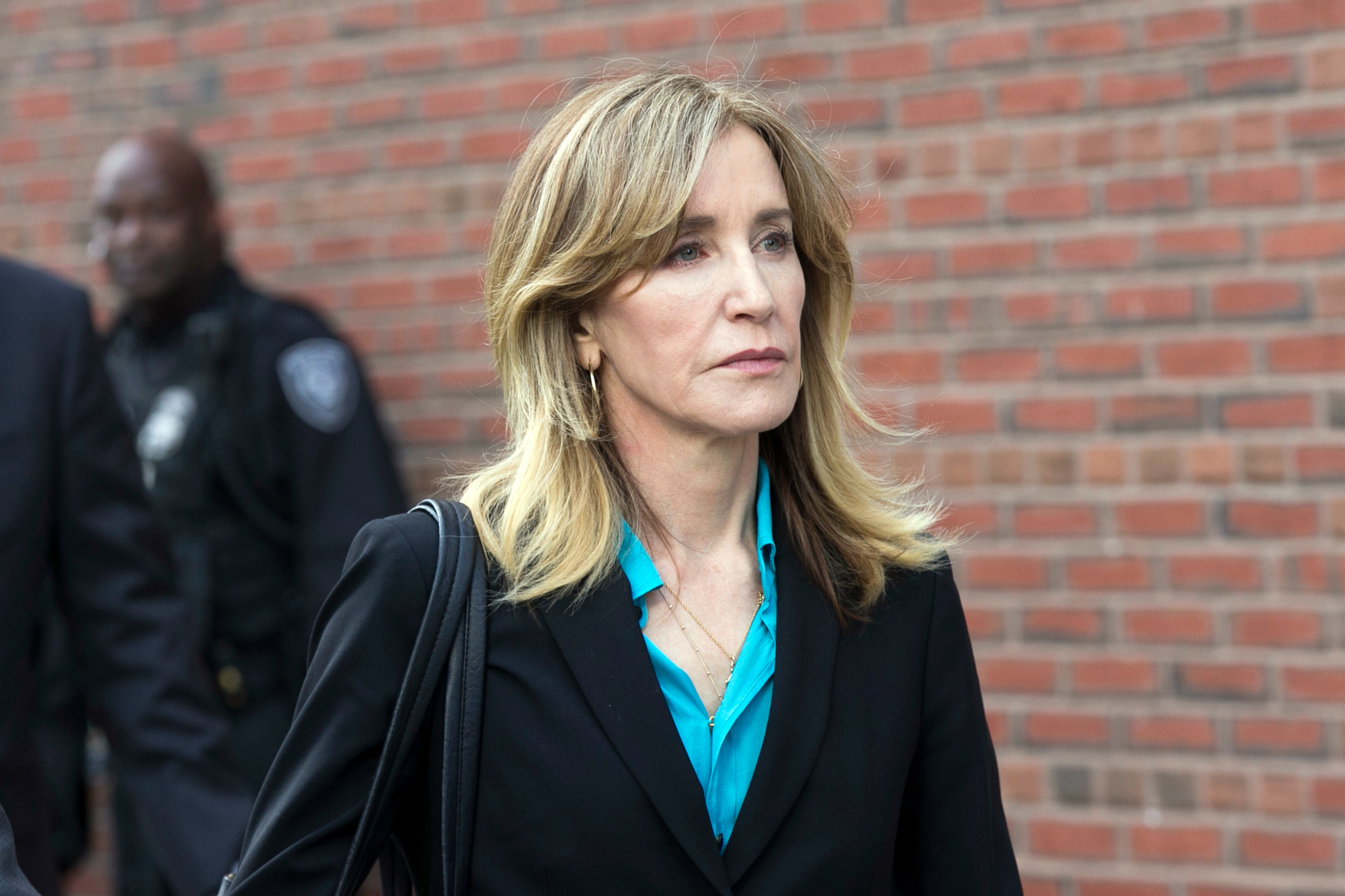 Felicity Huffman accusée d'avoir versé des pots-de-vin : &quot;J'ai honte&quot;