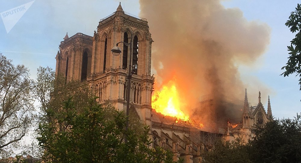 Incendie à Notre-Dame de Paris : De Omar Sy à Christophe Beaugrand... Les people partagent leur tristesse