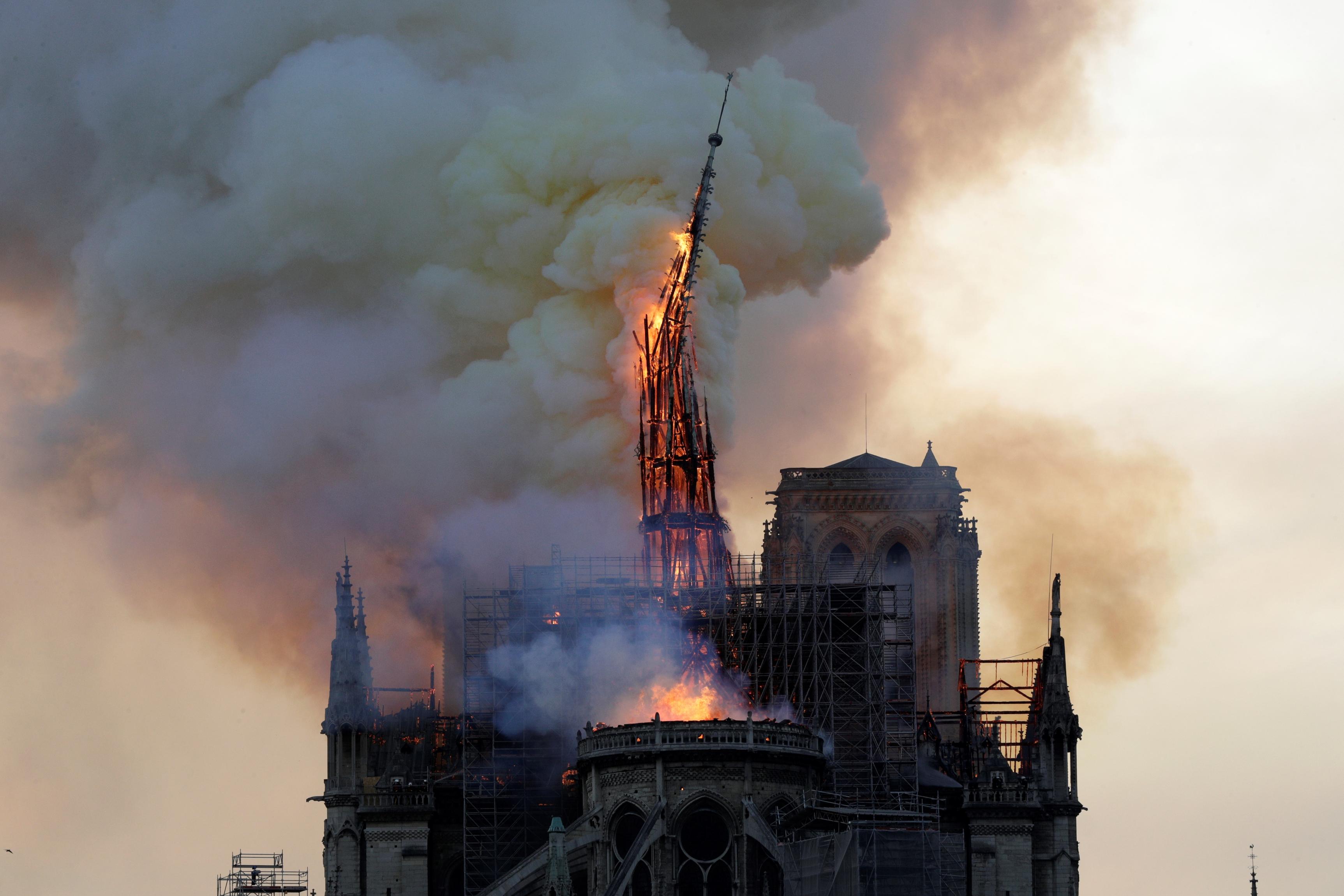 Incendie de Notre-Dame de Paris : Le feu filmé depuis un avion !