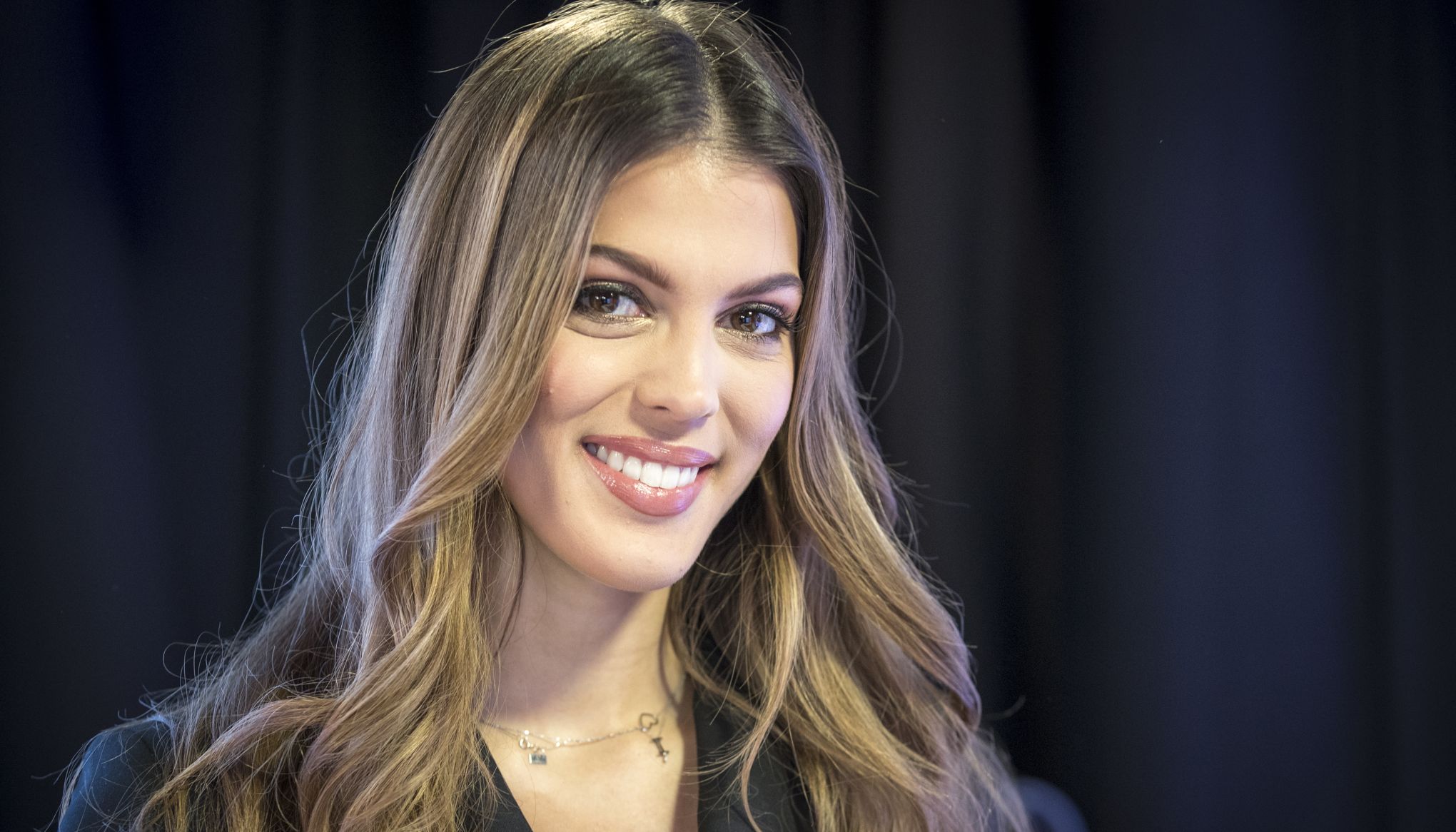 Iris Mittenaere plus irrésistible que jamais dans sa tenue affriolante !