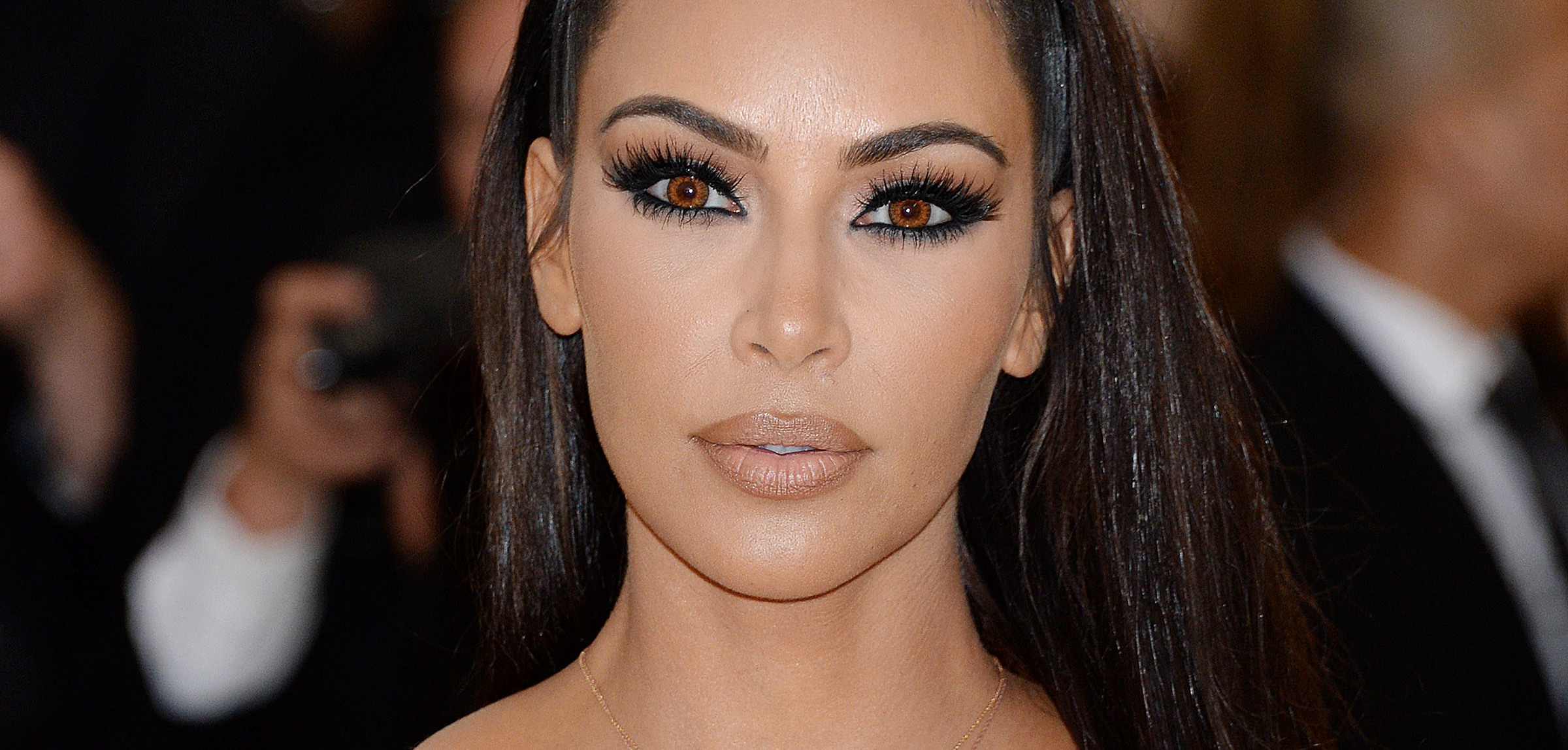 Kim Kardashian : Sexy, elle demande de l'aide à ses fans