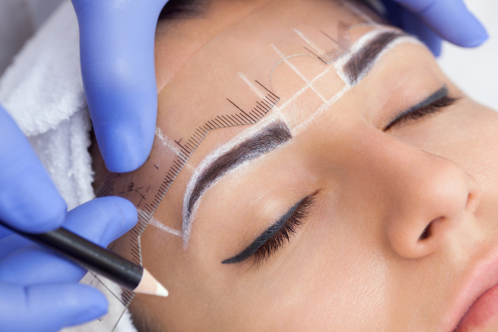 Microblading : Elle se retrouve avec 4 sourcils tatoués sur le visage