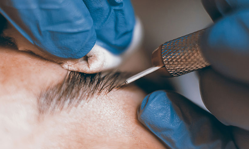 Microblading : Une terrible infection fait tomber ses sourcils