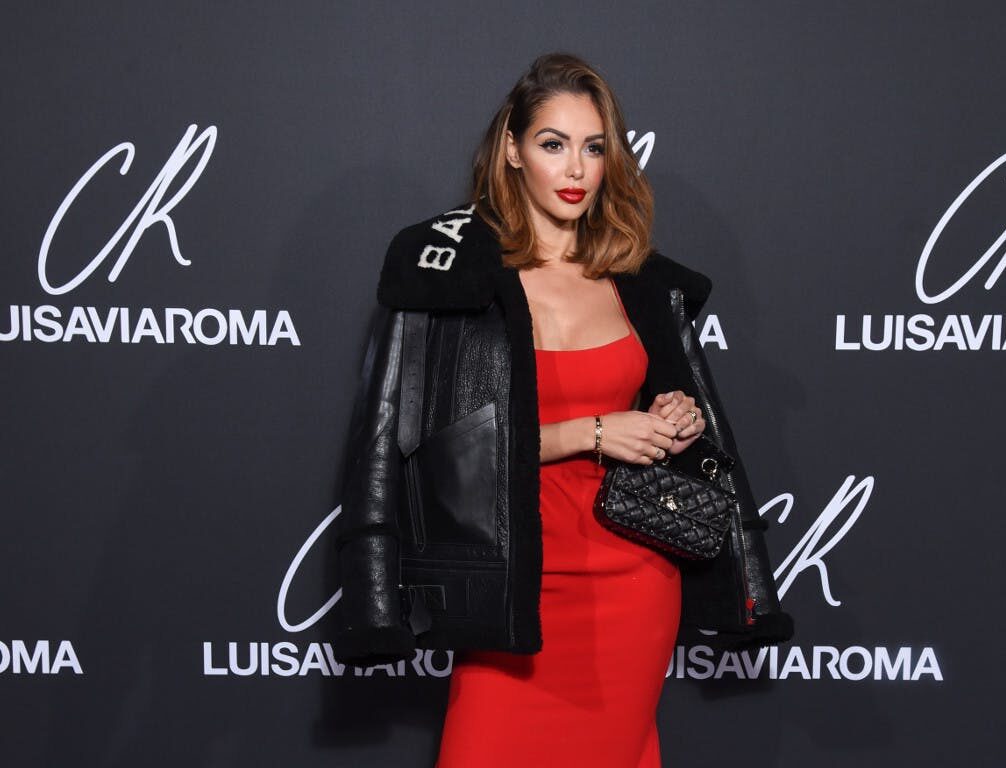 Nabilla affiche son baby bump dans une sublime robe moulante