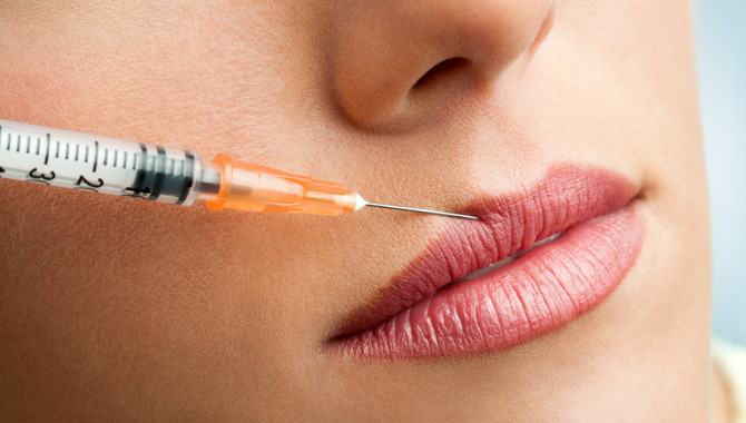 Royaume-Uni : Ses lèvres quadruplent de volume après une injection de botox ratée !