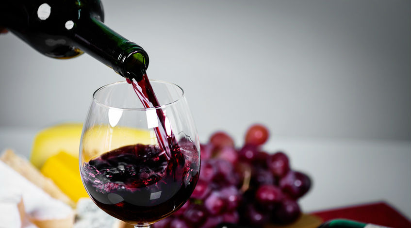 Santé : Boire une bouteille de vin est tout aussi dangereux que de fumer