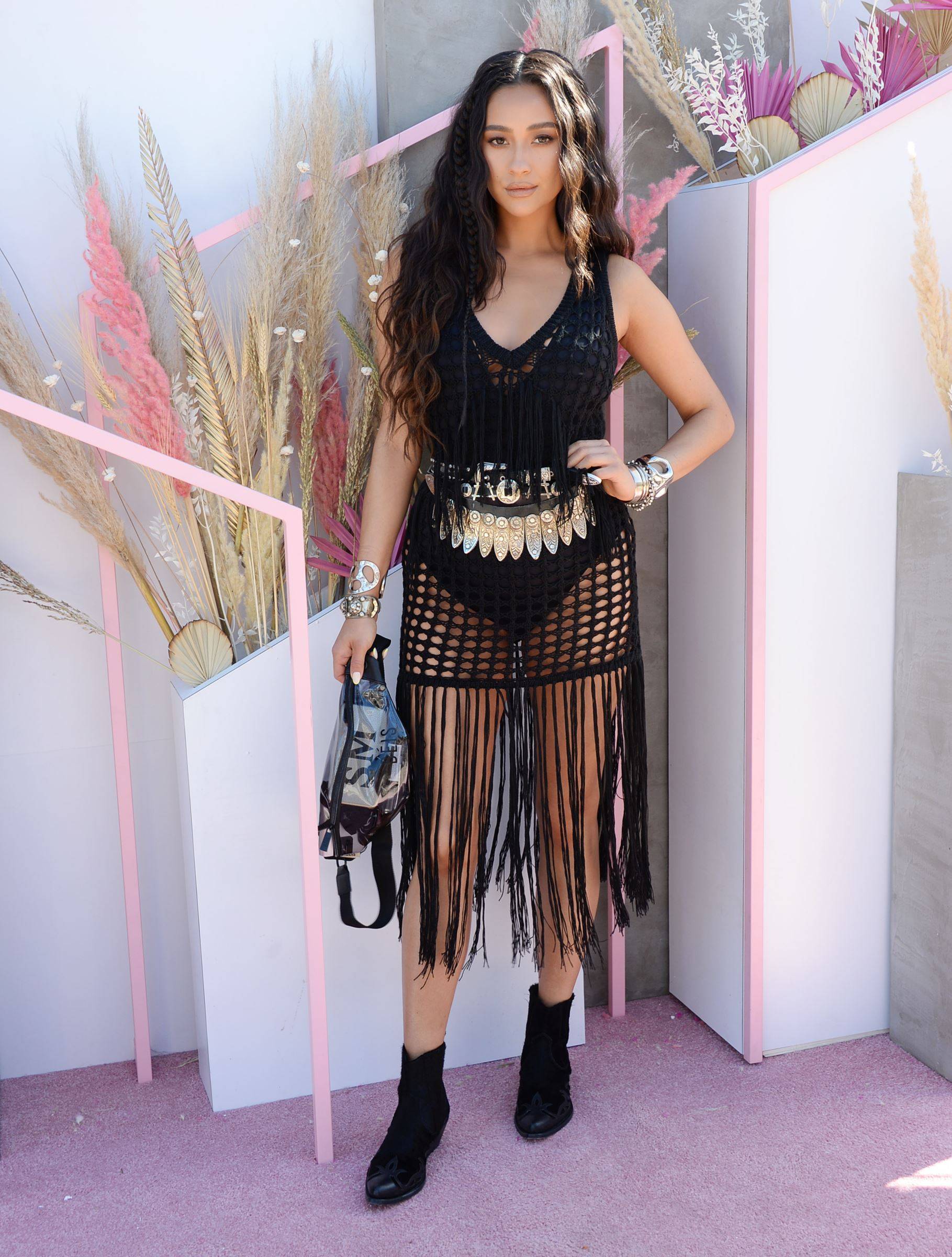 Shay Mitchell : elle ose la robe transparente à Coachella !