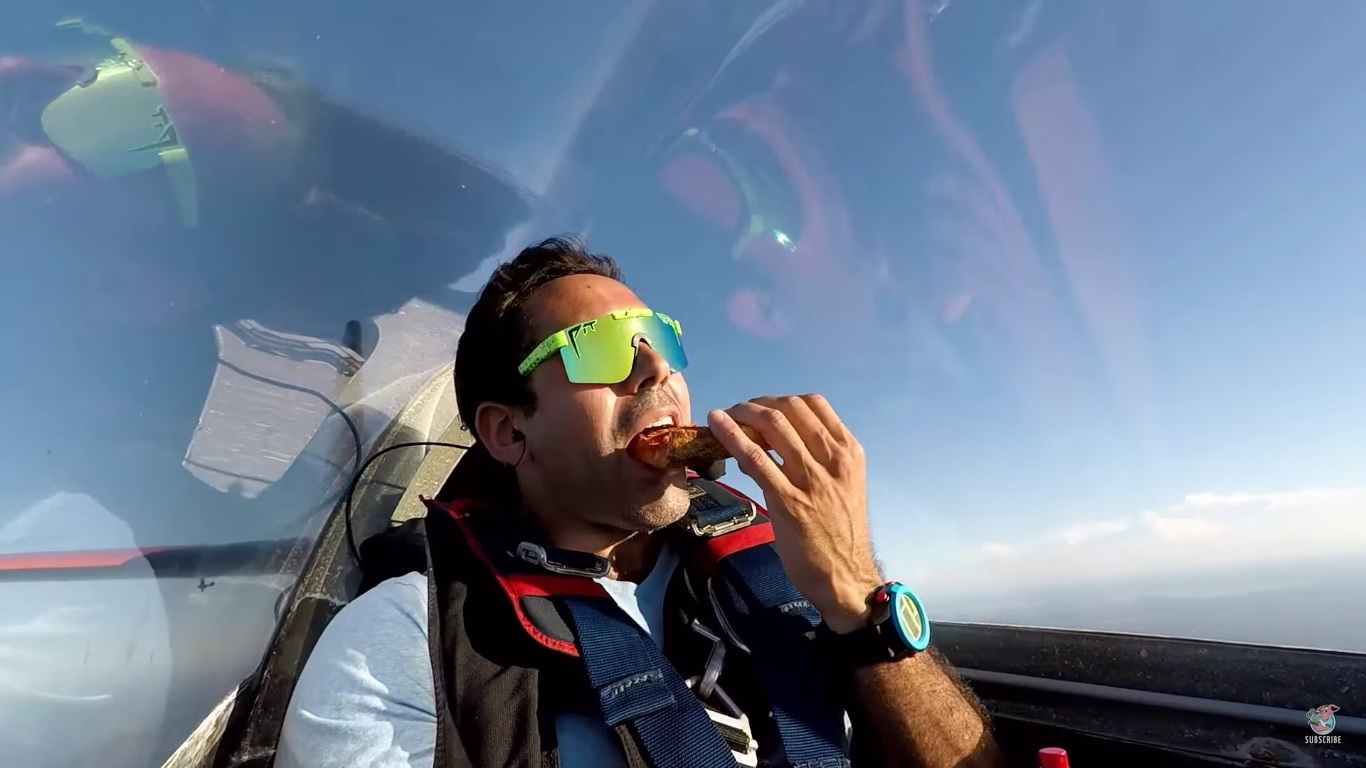 Un pilote d'avion mange tranquillement sa part de pizza... en plein looping !